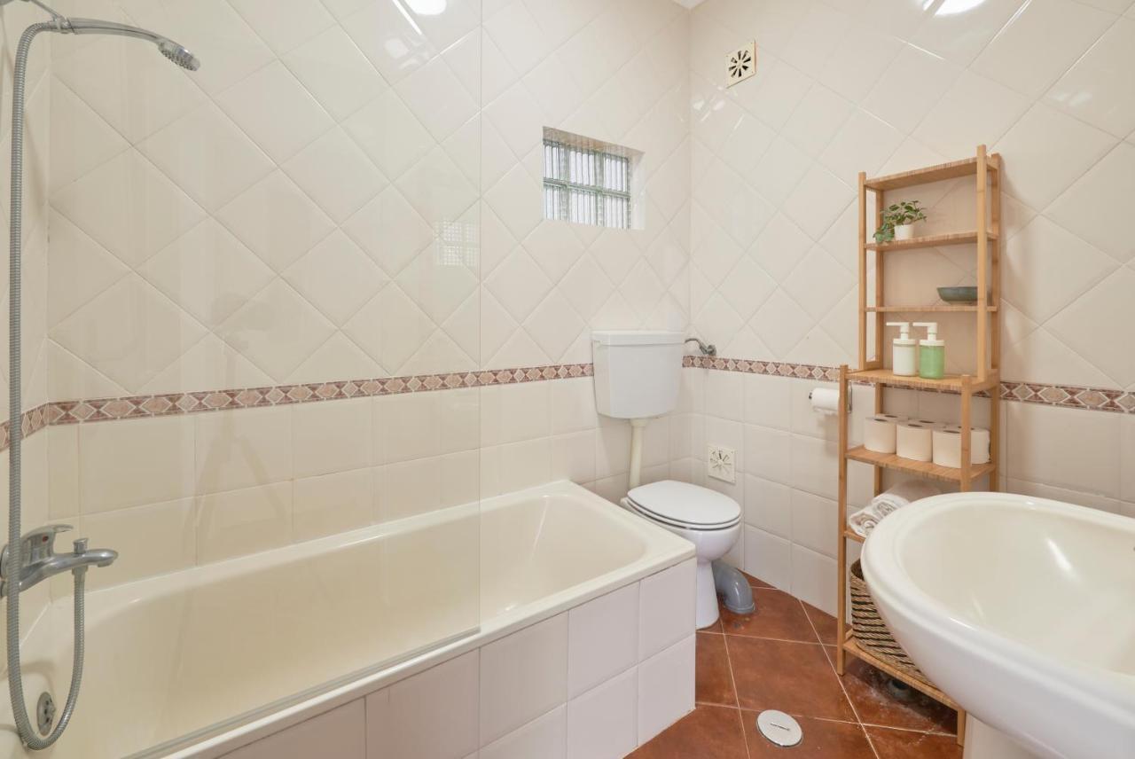 Central & Sunny 2Br Apt Near Beach, By Timecooler Setúbal Exterior foto